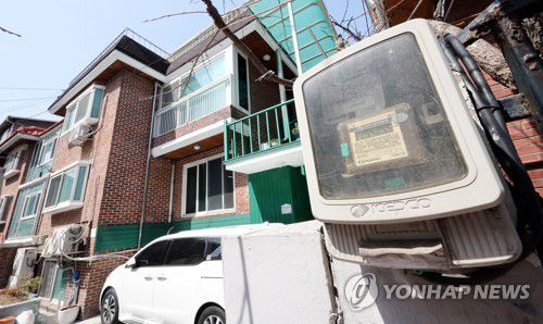 4월부터 전기요금 kWh당 6.9원 인상(서울=연합뉴스) 김인철 기자 = 정부와 한국전력이 올해 2분기 연료비 조정단가를 동결한 29일 서울의 한 주택가에 전기계량기가 설치돼 있다.     한전은 이날 홈페이지를 통해 4~6월 연료비 조정단가를 0원/kWh(킬로와트시)으로 확정했다고 공지했다. 2022.3.29 yatoya@yna.co.kr