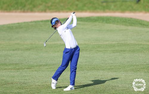 황유민 2번홀 아이언샷(서울=연합뉴스) 황유민이 14일 경기도 용인의 수원 컨트리클럽(파72·6천581야드)에서 열린 한국여자프로골프(KLPGA) 투어 NH투자증권 레이디스 챔피언십(총상금 8억원) 2라운드 2번 홀에서 아이언 샷을 하고 있다. 2022.5.14 [KLPGA 제공. 재판매 및 DB 금지] photo@yna.co.kr