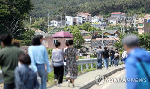평산마을 향하는 인파(양산=연합뉴스) 김동민 기자 = 많은 시민이 15일 오전 경남 양산시 하북면에서 문재인 전 대통령 내외 사저가 있는 평산마을로 향하고 있다. 2022.5.15 image@yna.co.kr