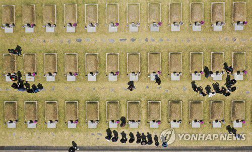 5월의 슬픔(광주=연합뉴스) 박철홍 기자 = 제42주년 5·18 민주화운동 기념일을 사흘 앞둔 주말인 15일 오전 광주 북구 국립 5·18민주묘지에 추모객들의 발길이 이어지고 있다. 2022.5.15 pch80@yna.co.kr