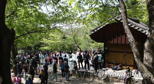 3년 만에 대면 행사로 열린 대관령국사성황제(강릉=연합뉴스) 유형재 기자 = 2022 강릉단오제의 서막을 알리는 대관령국사성황제가 15일 대관령 국사성황사에서 봉행되고 있다.      대관령국사성황제는 강릉단오제의 주신인 범일국사 국사성황신을 인간 세상으로 모셔 여성황신과 합방을 하는 의식으로 강릉단오제의 서막을 여는 행사다. 2022.5.15 yoo21@yna.co.kr