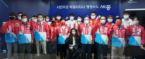 기자회견 하는 국힘 세종시장·세종시의원 후보들 (세종=연합뉴스) 이은파 기자 = 최민호 국민의힘 세종시장 후보(앞줄 오른쪽 네 번째)와 국민의힘 세종시의원 후보들이 16일 세종시청 브리핑룸에서 기자회견을 열고 지방선거 필승을 다짐하고 있다. 2022.5.16