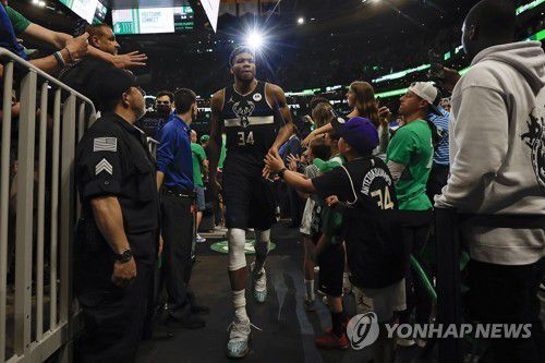 패배 후 코트 떠나는 아데토쿤보[USA투데이=연합뉴스]