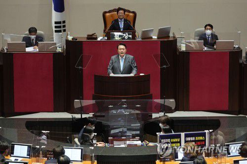 윤 대통령, 취임 후 첫 시정연설(서울=연합뉴스) 이정훈 기자 = 윤석열 대통령이 16일 오전 국회 본회의장에서 취임 후 첫 시정연설을 하고 있다. 2022.5.16 uwg806@yna.co.kr