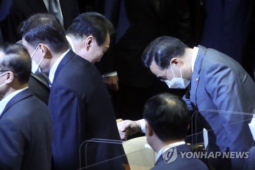 박홍근 원내대표와 인사하는 윤석열 대통령(서울=연합뉴스) 이정훈 기자 = 윤석열 대통령이 16일 서울 여의도 국회에서 열린 본회의에서 코로나19 손실보상을 위한 추가경정예산(추경)안에 대한 시정연설을 마치고 더불어민주당 박홍근 원내대표와 인사하고 있다. 2022.5.16 [공동취재] uwg806@yna.co.kr