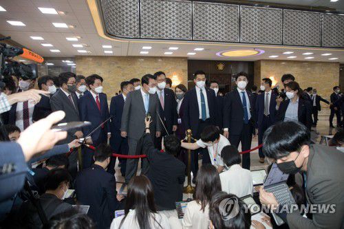 취재진 질문에 답하는 윤석열 대통령(서울=연합뉴스) 하사헌 기자 = 윤석열 대통령이 16일 서울 여의도 국회에서 열린 본회의에서 코로나19 손실보상을 위한 추가경정예산(추경)안에 대한 시정연설을 한 뒤 본회의장을 나와 취재진의 질문에 답하고 있다. 2022.5.16 [국회사진기자단] toadboy@yna.co.kr