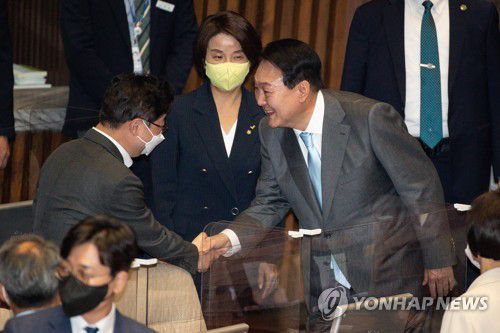 박범계 전 법무부 장관과 인사하는 윤석열 대통령(서울=연합뉴스) 이정훈 기자 = 윤석열 대통령이 16일 서울 여의도 국회에서 열린 본회의에서 코로나19 손실보상을 위한 추가경정예산(추경)안에 대한 시정연설을 마치고 박범계 전 법무부 장관과 인사하고 있다. 2022.5.16 [공동취재] uwg806@yna.co.kr