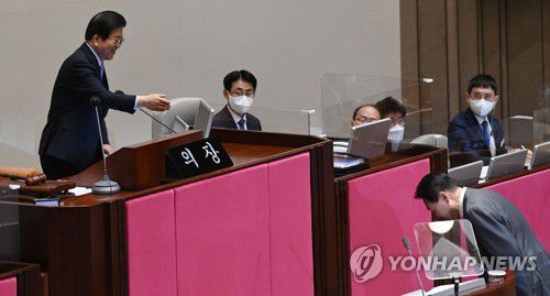 박병석 의장에게 인사하는 윤 대통령(서울=연합뉴스) 이정훈 기자 = 윤석열 대통령이 16일 국회 본회의장에서 추경안 시정연설을 마친 뒤 박병석 국회의장에게 인사하고 있다. 2022.5.16 [공동취재] uwg806@yna.co.kr