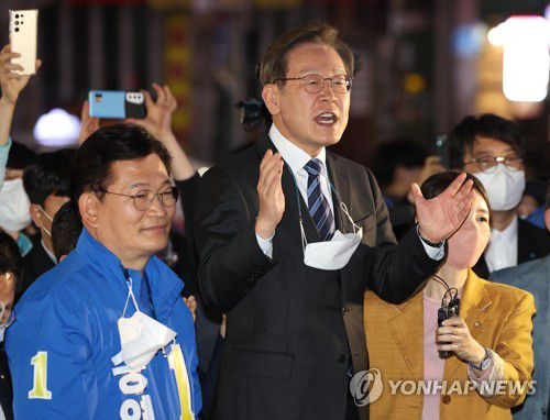 홍대앞 지지 호소하는 이재명(서울=연합뉴스) 임헌정 기자 = 인천 계양을 국회의원 보궐선거에 출마한 이재명 더불어민주당 상임고문과 송영길 서울시장 후보가 16일 오후 서울 마포구 홍대 앞에서 시민들에게 지지를 호소하고 있다. 2022.5.16 kane@yna.co.kr