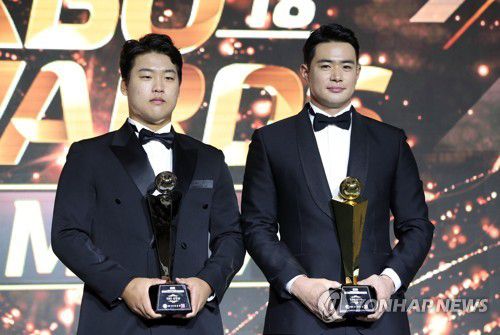 2018년 MVP와 신인상을 받은 김재환과 강백호는 '우투좌타' 선수다.[연합뉴스 자료사진]
