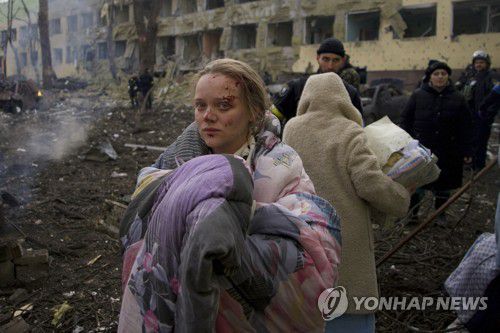 병원 탈출 직후의 마리안나 브셰미르스키[AP 연합뉴스 자료사진. 재판매 및 DB 금지]