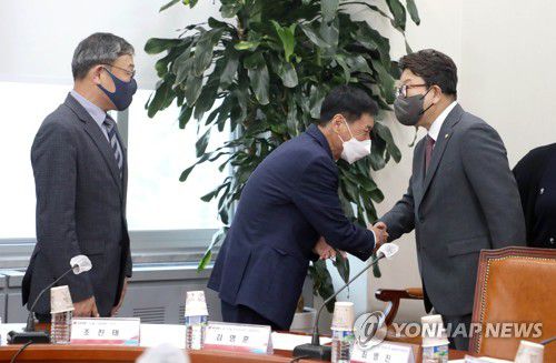 인사하는 권성동 원내대표(서울=연합뉴스) 백승렬 기자 = 국민의힘 권성동 원내대표가 16일 국회에서 열린 5.18 민주화운동 단체 초청 간담회에서 참석자들과 인사하고 있다. 2022.5.16 [국회사진기자단] srbaek@yna.co.kr