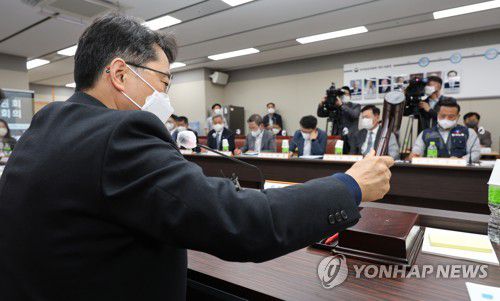 2차 전원회의 개의하는 박준식 최저임금위원장(세종=연합뉴스) 김주형 기자 = 박준식 최저임금위원회 위원장이 17일 오후 세종시 정부세종청사 최저임금위원회 회의실에서 열린 제2차 전원회의를 개의하고 있다. 2022.5.17 kjhpress@yna.co.kr