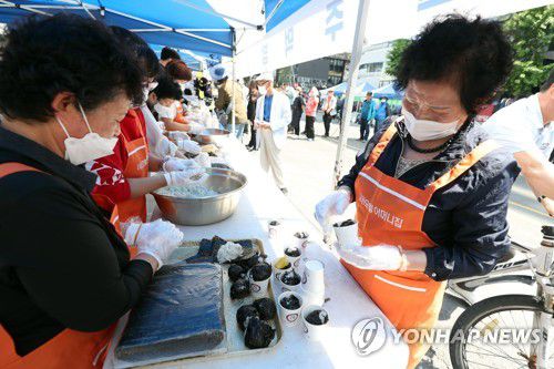 다시 돌아온 오월…주먹밥 빚는 어머니들(광주=연합뉴스) 정회성 기자 = 5·18 민주화운동 42주년을 하루 앞둔 17일 오후 광주 동구 금남로에서 오월시민난장이 열려 1980년 5월 그날처럼 오월어머니회 회원이 주먹밥을 만들고 있다. 2022.5.17 hs@yna.co.kr