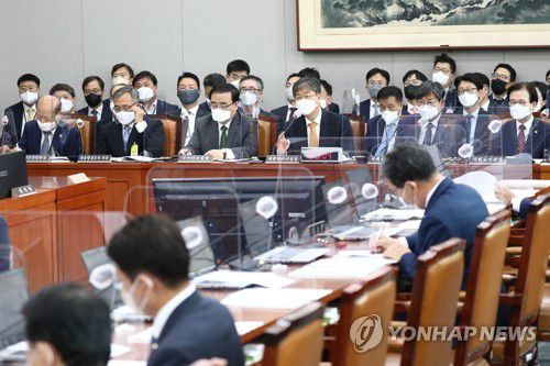 답변하는 김대기 대통령비서실장(서울=연합뉴스) 백승렬 기자 = 김대기 대통령비서실장이 17일 서울 여의도 국회에서 열린 운영위원회 전체회의에서 의원들의 질의에 답변하고 있다. 2022.5.17 [국회사진기자단] srbaek@yna.co.kr