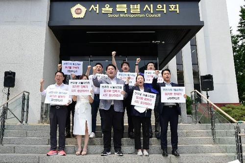 국민의힘 "서울시의회, 정책지원관 채용 절차 중단해야"(서울=연합뉴스) 서울시의회 국민의힘 관계자들이 18일 서울시의회 본관 앞에서 기자회견을 열어 정책지원관 채용 절차 중단을 요구하고 있다. 2022.5.18 [서울시의회 국민의힘 이성배 의원 제공. 재판매 및 DB 금지]