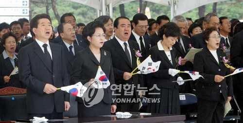 노무현 전 대통령이 2005년 5월 18일 광주시 국립5.18묘지에서 열린 제25주년 5.18민주화운동 기념식에서 님을 위한 행진곡을 부르는 모습 [연합뉴스 자료사진]