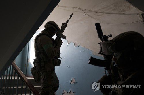 러시아인 간첩을 검거하기 위해 빌딩에 진입한 SBU 요원[AP=연합뉴스 자료사진. 재판매 및 DB 금지]