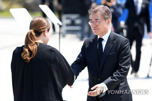 문재인 전 대통령이 2017년 5월 18일 오전 광주 북구 운정동 국립 5·18민주묘지에서 제37주년 5·18광주민주화운동 기념식에서 5월 유족인 김소형씨를 위로하는 모습 [연합뉴스 자료사진]