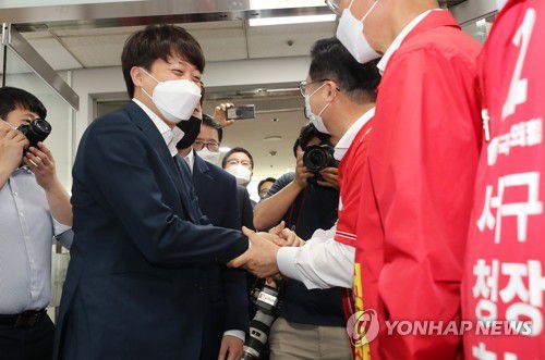 악수하는 이준석 대표(대전=연합뉴스) 김준범 기자= 17일 오후 대전시 서구 둔산동에서 열린 제8회 전국동시지방선거 국민의힘 대전시당 선거대책회의에서 이준석 대표가 지선 후보들과 인사하고 있다. 2022.5.17 psykims@yna.co.kr