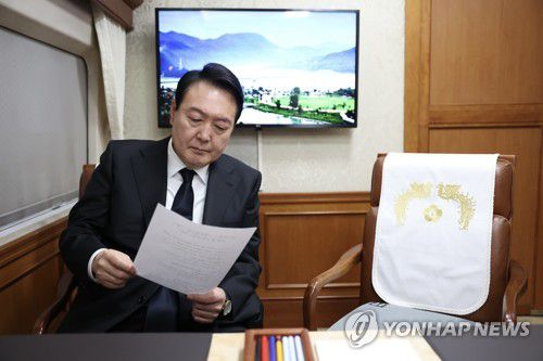 광주행 KTX 특별열차에서 자료검토하는 윤석열 대통령(광주=연합뉴스)  윤석열 대통령이 18일 오전 제42주년  5·18 광주민주화운동 기념식에 참석하기 위해 서울역에서 KTX 특별열차에 탑승,  자료를 검토하고 있다. 2022.5.18 [대통령실제공. 재판매 및 DB금지] seephoto@yna.co.kr