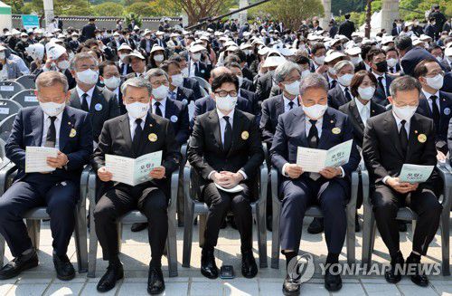 5·18 기념식 참석한 한동훈 법무부 장관(광주=연합뉴스) 서명곤 기자 = 한동훈 법무부 장관이  18일 오전 광주 북구  국립 5·18 민주묘지에서 열린 제42주년  5·18 광주민주화운동 기념식에 참석하고 있다. 2022.5.18 seephoto@yna.co.kr