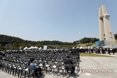 5·18 42주년 기념식…눈에 띄는 빈자리(광주=연합뉴스) 정회성 기자 = 18일 오전 광주 북구 운정동 국립 5·18민주묘지에서 열린 5·18 민주화운동 42주년 기념식에 채워지지 않은 빈자리가 남아 있다. 2022.5.18 hs@yna.co.kr
