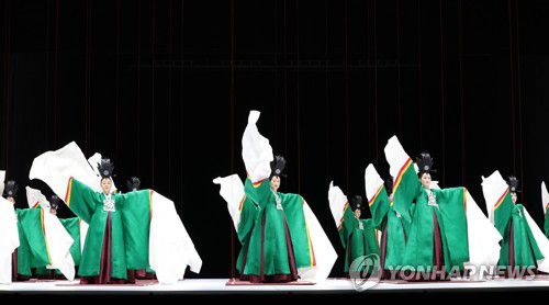 종묘제례악 속 춤의 새로운 해석(서울=연합뉴스) 김인철 기자 = 18일 오후 서울 종로구 세종문화회관에서 열린 '일무' 프레스콜에서 서울시무용단이 공연을 하고 있다. 2022.5.18 yatoya@yna.co.kr