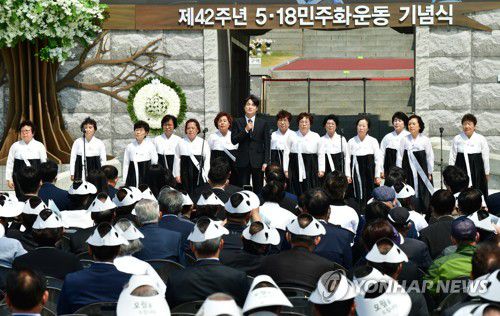 5·18민주화운동 기념식(광주=연합뉴스) 박철홍 기자 = 18일 오전 광주 북구 국립 5·18 민주묘지에서 열린 제42주년 5·18민주화운동 기념식에서 기념공연이 진행되고 있다. 2022.5.18 [공동취재] pch80@yna.co.kr