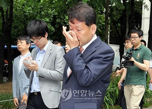 눈물 흘리는 이광재 전 지사 2010년 6월 11일 서울고등법원에서 정치자금법 위반 혐의 항소심 선고공판을 마친 이광재 강원도지사 당선자가 법원을 나서며 눈물을 닦고 있다. 2010.6.11