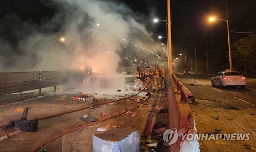 부산 을숙도대교 입구서 차량 전복 화재[연합뉴스 자료사진]