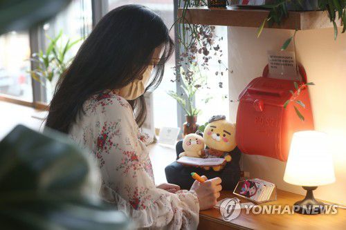 천계영 작가에게 보내는 메시지(서울=연합뉴스) 진연수 기자 = 천계영 작가가 후배들을 위해 웹툰 작업에 특화된 공간인 '웹툰 카페'를 열었다. 사진은 18일 서울 마포구에서 시범 운영 중인 웹툰카페에서 천계영 작가에게 메시지를 쓰고 있는 관계자. 2022.5.19 jin90@yna.co.kr