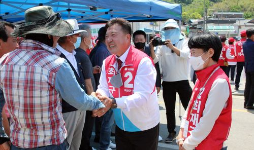 유권자들에게 인사하는 최재구 후보[촬영 조성민]