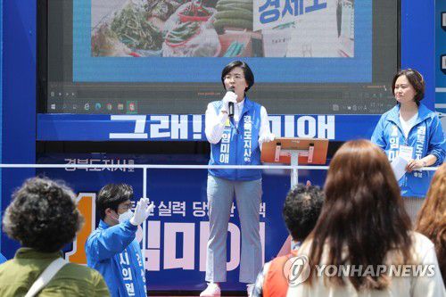 유세하는 임미애 민주당 경북도지사 후보(포항=연합뉴스) 손대성 기자 = 20일 경북 포항시 북구 죽도동 죽도시장에서 임미애 더불어민주당 경북도지사 후보(가운데)가 상인과 시민을 상대로 유세하고 있다. 2022.5.20 sds123@yna.co.kr