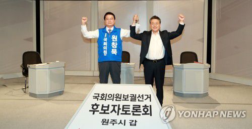 원주갑 국회의원 보궐선거 TV 토론회(원주=연합뉴스) 이재현 기자 = 원주갑 국회의원 보궐선거에 출마한 국민의힘 박정하(55) 후보와 더불어민주당 원창묵(61) 후보가 20일 원주 MBC에서 열린 선거관리위원회 주관 후보자 TV 토론회에 앞서 기념 촬영하고 있다. 2022.5.20 jlee@yna.co.kr