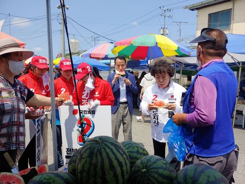 시장 찾은 조배숙 전북지사 후보(왼쪽 여섯 번째)[조 후보 캠프 제공]