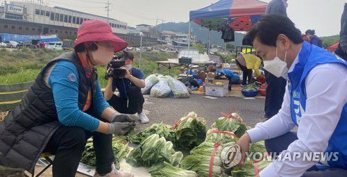 시장 찾은 김관영 전북지사 후보(오른쪽)[김 후보 캠프 제공]