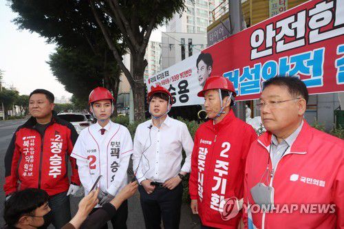 이준석 대표 "현수막 고의 훼손될 때마다 찾아올 것"(광주=연합뉴스) 천정인 기자 = 국민의힘 이준석 대표가 21일 오전 광주 북구 신안동 한 거리에서 누군가에 의해 훼손된 국민의힘 후보의 현수막을 재게첩한 뒤 발언하고 있다.   2022.5.21 iny@yna.co.kr