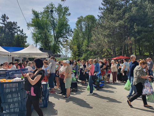 물품 수령을 위해 줄 선 난민들[초록우산어린이재단 제공. 재판매 및 DB 금지]