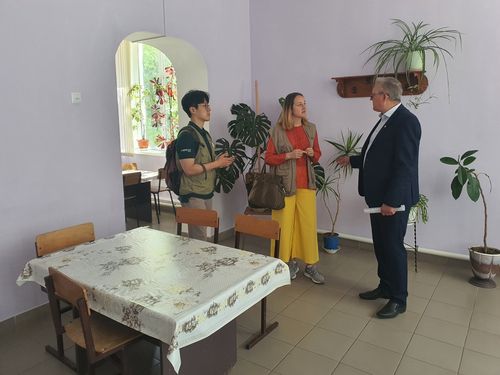 몰도바 현지에서 일하는 김익환 팀장(맨 왼쪽)이 크리울레니 지역 임시거주시설 책임자, WeWorld 사업 매니저와 함께 임시거주시설 식당 내부를 둘러보며 협의하는 모습. [초록우산어린이재단 제공. 재판매 및 DB 금지]