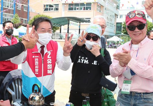 유권자들에게 지지 호소하는 국민의힘 유정복 후보 [유정복 후보 제공]