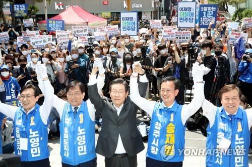 노영민(왼쪽 두번째) 후보와 이재명 위원장[연합뉴스 자료사진]