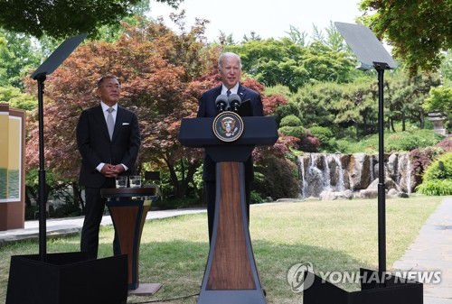 바이든 미국 대통령, 정의선 현대차 회장 면담(서울=연합뉴스) 홍해인 기자 = 방한 중인 조 바이든 미국 대통령이 22일 오전 서울 용산구 그랜드 하얏트 호텔에서 정의선 현대차그룹 회장과 만난 자리에서 발언하고 있다.      현대차는 바이든 대통령 방한에 맞춰 미국 조지아 주에 6조3천억원 규모의 전기차 전용 공장과 배터리셀 공장 등 전기차 생산 거점을 조성한다고 발표한 바 있다. 2022.5.22 hihong@yna.co.kr