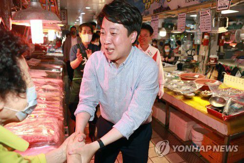 경주서 지원 유세하는 이준석 대표(경주=연합뉴스) 김현태 기자 = 국민의힘 이준석 대표가 22일 경북 경주시 중앙시장을 찾아 시민들에게 6·1 지방선거에서 당 소속 후보들을 지지해줄 것을 호소하고 있다. 2022.5.22 mtkht@yna.co.kr