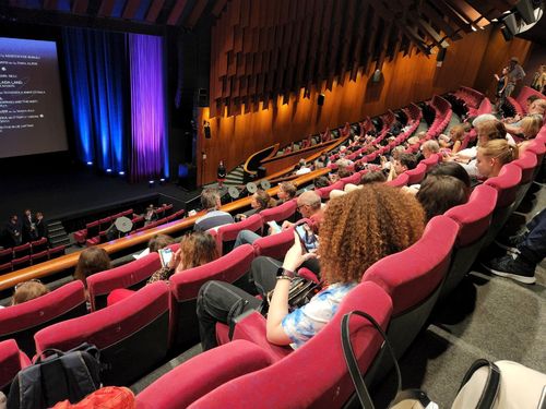 제75회 칸국제영화제가 열리는 드뷔시 극장을 찾은 관객들[촬영 오보람]