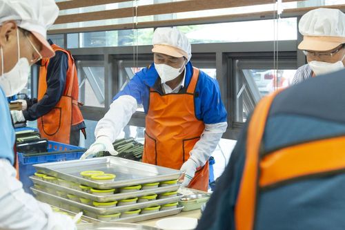 어르신 도시락 봉사에 참여한 이광재 후보. [이광재 후보 제공·재판매 및 DB 금지]