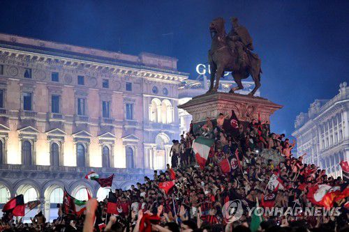 AC밀란 우승에 환호하는 팬들[로이터=연합뉴스]