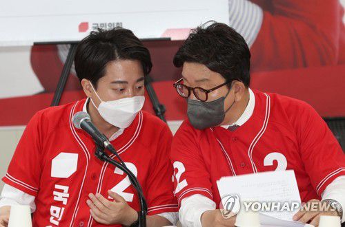 대화하는 이준석과 권성동(인천=연합뉴스) 국민의힘 이준석 상임선대위원장(왼쪽)과 권성동 공동선대위원장이 19일 오전 인천 미추홀구 유정복 인천광역시장 후보자 사무실에서 열린 국민의힘 중앙선대위 인천 현장 회의에서 이야기를 나누고 있다. 2022.5.19 [국회사진기자단] toadboy@yna.co.kr