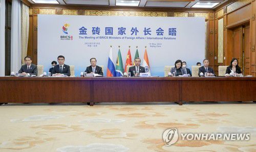 '브릭스' 화상회의 주재하는 왕이 중국 외교부장(베이징 신화=연합뉴스) 왕이 중국 국무위원 겸 외교부장이 19일 수도 베이징에서 브릭스(BRICS) 외무장관 화상회의를 주재하고 있다. 브릭스는 중국을 비롯해 브라질, 러시아, 인도, 남아프리카공화국의 신흥 경제 5개국을 가리킨다. 2022.5.20 sungok@yna.co.kr