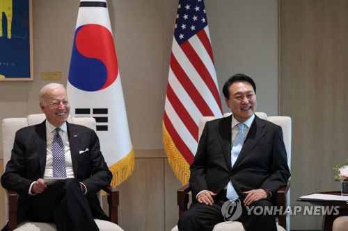 소인수 정상회담하는 한미 정상(서울=연합뉴스)  서명곤 기자 = 윤석열 대통령과 조 바이든 미국 대통령이 21일 서울 용산 대통령실 청사 집무실에서 소인수 정상회담을 하고 있다. 2022.5.21 seephoto@yna.co.kr